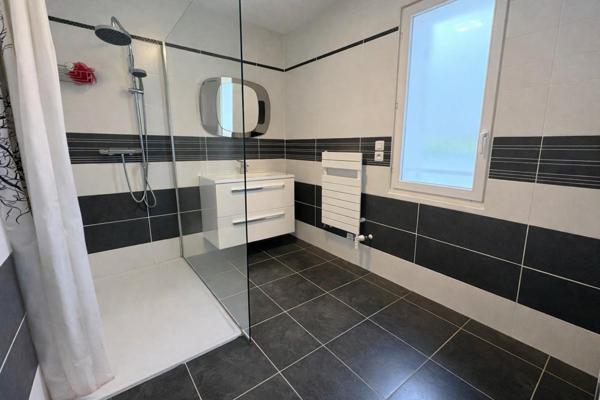 Idéalement située à proximité d'écoles, collèges, et crèches, cette maison allie tranquillité et fonctionnalité