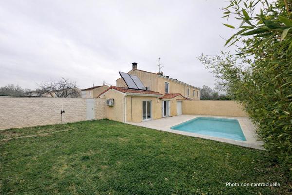 Idéalement située à proximité d'écoles, collèges, et crèches, cette maison allie tranquillité et fonctionnalité