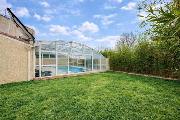 Idéalement située à proximité d'écoles, collèges, et crèches, cette maison allie tranquillité et fonctionnalité