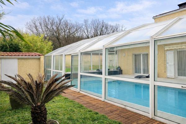 Idéalement située à proximité d'écoles, collèges, et crèches, cette maison allie tranquillité et fonctionnalité