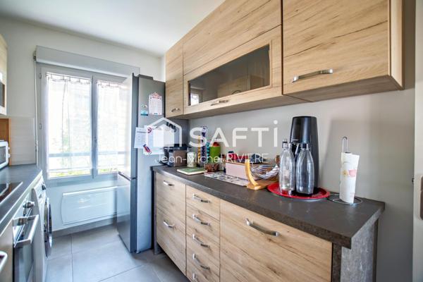 Très beau T3 lumineux, avec terrasse sur Lyon 8ème, bénéficiant d’une belle exposition, implanté dans une résidence de qualité, sécurisée et avec piscine.