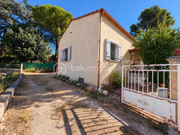 A Saint-Privat-des-Vieux, découvrez cette agréable maison de plain-pied de 75,52 m², implantée sur une parcelle de 429 m².

Vous apprécierez sa pièce de vie d’environ 37 m² avec cuisine ouverte, lumineuse et conviviale, donnant directement accès à une grande terrasse couverte : un véritable espace supplémentaire pour profiter pleinement des beaux jours.

La partie nuit comprend deux chambres de 13,41 m² et 11,70 m², une salle d’eau et un WC indépendant.

À l’extérieur, la maison bénéficie d’un jardin arboré et aménagé, agréable à vivre et agrémenté de plusieurs espaces végétalisés.

Un vrai plus : un grand garage d’environ 36 m², idéal pour stationner, bricoler ou disposer d’un bel espace de stockage.

Côté confort : climatisation réversible par pompe à chaleur, double vitrage, fibre optique et tout-à-l’égout.

Les + : plain-pied • pièce de vie de 37 m² • 2 chambres • grande terrasse couverte • jardin • garage 36 m² • climatisation réversible • parcelle 429 m²

DPE : C (161 kWh/m²/an)
GES : B (6 kg CO₂/m²/an)