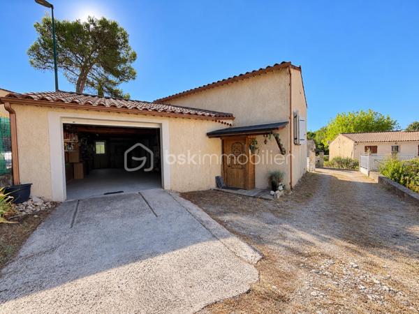 A Saint-Privat-des-Vieux, découvrez cette agréable maison de plain-pied de 75,52 m², implantée sur une parcelle de 429 m².

Vous apprécierez sa pièce de vie d’environ 37 m² avec cuisine ouverte, lumineuse et conviviale, donnant directement accès à une grande terrasse couverte : un véritable espace supplémentaire pour profiter pleinement des beaux jours.

La partie nuit comprend deux chambres de 13,41 m² et 11,70 m², une salle d’eau et un WC indépendant.

À l’extérieur, la maison bénéficie d’un jardin arboré et aménagé, agréable à vivre et agrémenté de plusieurs espaces végétalisés.

Un vrai plus : un grand garage d’environ 36 m², idéal pour stationner, bricoler ou disposer d’un bel espace de stockage.

Côté confort : climatisation réversible par pompe à chaleur, double vitrage, fibre optique et tout-à-l’égout.

Les + : plain-pied • pièce de vie de 37 m² • 2 chambres • grande terrasse couverte • jardin • garage 36 m² • climatisation réversible • parcelle 429 m²

DPE : C (161 kWh/m²/an)
GES : B (6 kg CO₂/m²/an)