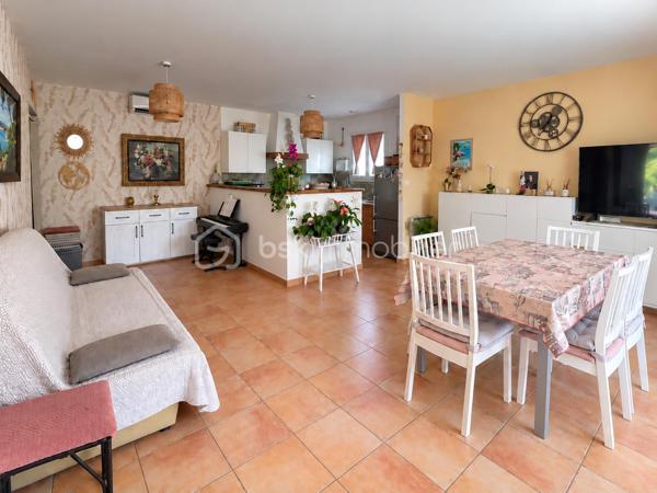 A Saint-Privat-des-Vieux, découvrez cette agréable maison de plain-pied de 75,52 m², implantée sur une parcelle de 429 m².

Vous apprécierez sa pièce de vie d’environ 37 m² avec cuisine ouverte, lumineuse et conviviale, donnant directement accès à une grande terrasse couverte : un véritable espace supplémentaire pour profiter pleinement des beaux jours.

La partie nuit comprend deux chambres de 13,41 m² et 11,70 m², une salle d’eau et un WC indépendant.

À l’extérieur, la maison bénéficie d’un jardin arboré et aménagé, agréable à vivre et agrémenté de plusieurs espaces végétalisés.

Un vrai plus : un grand garage d’environ 36 m², idéal pour stationner, bricoler ou disposer d’un bel espace de stockage.

Côté confort : climatisation réversible par pompe à chaleur, double vitrage, fibre optique et tout-à-l’égout.

Les + : plain-pied • pièce de vie de 37 m² • 2 chambres • grande terrasse couverte • jardin • garage 36 m² • climatisation réversible • parcelle 429 m²

DPE : C (161 kWh/m²/an)
GES : B (6 kg CO₂/m²/an)