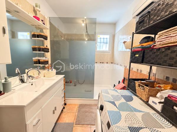 A Saint-Privat-des-Vieux, découvrez cette agréable maison de plain-pied de 75,52 m², implantée sur une parcelle de 429 m².

Vous apprécierez sa pièce de vie d’environ 37 m² avec cuisine ouverte, lumineuse et conviviale, donnant directement accès à une grande terrasse couverte : un véritable espace supplémentaire pour profiter pleinement des beaux jours.

La partie nuit comprend deux chambres de 13,41 m² et 11,70 m², une salle d’eau et un WC indépendant.

À l’extérieur, la maison bénéficie d’un jardin arboré et aménagé, agréable à vivre et agrémenté de plusieurs espaces végétalisés.

Un vrai plus : un grand garage d’environ 36 m², idéal pour stationner, bricoler ou disposer d’un bel espace de stockage.

Côté confort : climatisation réversible par pompe à chaleur, double vitrage, fibre optique et tout-à-l’égout.

Les + : plain-pied • pièce de vie de 37 m² • 2 chambres • grande terrasse couverte • jardin • garage 36 m² • climatisation réversible • parcelle 429 m²

DPE : C (161 kWh/m²/an)
GES : B (6 kg CO₂/m²/an)