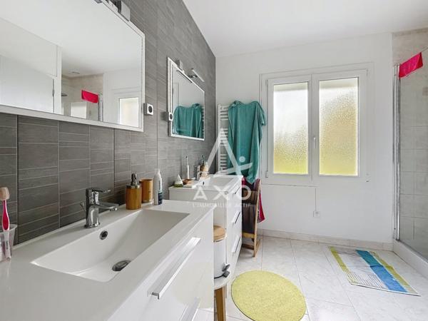 Maison 4 chambres sans travaux en C avec beau terrain clos