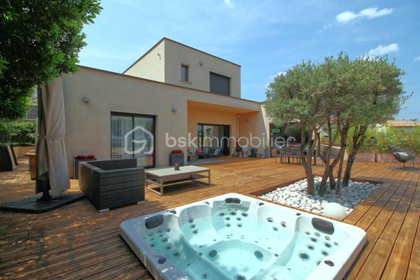 Niché sur les hauteurs d’Alès, le bien bénéficie d’une situation et d’un cadre de vie privilégié tout en profitant d’une vue panoramique exceptionnelle.
Cette villa contemporaine de 165 m², pensée et conçue pour un confort optimal allie le mariage parfait entre design moderne et prestations haut de gamme.
L’accès à la villa se réalise par un superbe escalier extérieur en pierres de Bourgogne.
L’intérieur de la maison offre une cuisine ouverte sur une pièce de vie de belle dimension s’ouvrant sur une magnifique terrasse.
Les baies vitrées panoramiques permettent à la lumière naturelle d’être présente créant ainsi une atmosphère chaleureuse.
Le rez-de-chaussée offre également trois chambres, une salle de bain et une buanderie.
L’étage accueille un espace parental de 40 m² avec une salle d’eau disposant en plus d’une baignoire, créant un véritable espace de détente, une chambre et son dressing avec sa petite terrasse privative et son sublime panorama.
A l’extérieur, vous disposerez d’un espace à vivre d’environ 450 m² et sa généreuse terrasse, son jacuzzi, sa piscine avec sa plage et sa cuisine d’été pourvue d’une pergola Bio climatique.
Des panneaux photovoltaïques pour des économies d'énergie, un grand garage, une alarme (avec abonnement) complètent le bien.
Charme, simplicité et cohérence font de ce bien un véritable petit paradis 
Alliant sérénité et convivialité, il est idéal pour une famille ou un couple aimant recevoir.
Votre conseiller immobilier sur le bassin alésien, Lionel Rodier O6.81.447.157, l.rodier@bskimmobilier.com