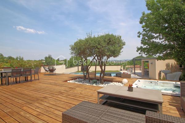 Niché sur les hauteurs d’Alès, le bien bénéficie d’une situation et d’un cadre de vie privilégié tout en profitant d’une vue panoramique exceptionnelle.
Cette villa contemporaine de 165 m², pensée et conçue pour un confort optimal allie le mariage parfait entre design moderne et prestations haut de gamme.
L’accès à la villa se réalise par un superbe escalier extérieur en pierres de Bourgogne.
L’intérieur de la maison offre une cuisine ouverte sur une pièce de vie de belle dimension s’ouvrant sur une magnifique terrasse.
Les baies vitrées panoramiques permettent à la lumière naturelle d’être présente créant ainsi une atmosphère chaleureuse.
Le rez-de-chaussée offre également trois chambres, une salle de bain et une buanderie.
L’étage accueille un espace parental de 40 m² avec une salle d’eau disposant en plus d’une baignoire, créant un véritable espace de détente, une chambre et son dressing avec sa petite terrasse privative et son sublime panorama.
A l’extérieur, vous disposerez d’un espace à vivre d’environ 450 m² et sa généreuse terrasse, son jacuzzi, sa piscine avec sa plage et sa cuisine d’été pourvue d’une pergola Bio climatique.
Des panneaux photovoltaïques pour des économies d'énergie, un grand garage, une alarme (avec abonnement) complètent le bien.
Charme, simplicité et cohérence font de ce bien un véritable petit paradis 
Alliant sérénité et convivialité, il est idéal pour une famille ou un couple aimant recevoir.
Votre conseiller immobilier sur le bassin alésien, Lionel Rodier O6.81.447.157, l.rodier@bskimmobilier.com