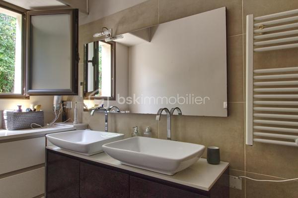 Niché sur les hauteurs d’Alès, le bien bénéficie d’une situation et d’un cadre de vie privilégié tout en profitant d’une vue panoramique exceptionnelle.
Cette villa contemporaine de 165 m², pensée et conçue pour un confort optimal allie le mariage parfait entre design moderne et prestations haut de gamme.
L’accès à la villa se réalise par un superbe escalier extérieur en pierres de Bourgogne.
L’intérieur de la maison offre une cuisine ouverte sur une pièce de vie de belle dimension s’ouvrant sur une magnifique terrasse.
Les baies vitrées panoramiques permettent à la lumière naturelle d’être présente créant ainsi une atmosphère chaleureuse.
Le rez-de-chaussée offre également trois chambres, une salle de bain et une buanderie.
L’étage accueille un espace parental de 40 m² avec une salle d’eau disposant en plus d’une baignoire, créant un véritable espace de détente, une chambre et son dressing avec sa petite terrasse privative et son sublime panorama.
A l’extérieur, vous disposerez d’un espace à vivre d’environ 450 m² et sa généreuse terrasse, son jacuzzi, sa piscine avec sa plage et sa cuisine d’été pourvue d’une pergola Bio climatique.
Des panneaux photovoltaïques pour des économies d'énergie, un grand garage, une alarme (avec abonnement) complètent le bien.
Charme, simplicité et cohérence font de ce bien un véritable petit paradis 
Alliant sérénité et convivialité, il est idéal pour une famille ou un couple aimant recevoir.
Votre conseiller immobilier sur le bassin alésien, Lionel Rodier O6.81.447.157, l.rodier@bskimmobilier.com