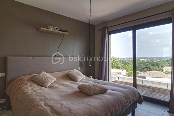 Niché sur les hauteurs d’Alès, le bien bénéficie d’une situation et d’un cadre de vie privilégié tout en profitant d’une vue panoramique exceptionnelle.
Cette villa contemporaine de 165 m², pensée et conçue pour un confort optimal allie le mariage parfait entre design moderne et prestations haut de gamme.
L’accès à la villa se réalise par un superbe escalier extérieur en pierres de Bourgogne.
L’intérieur de la maison offre une cuisine ouverte sur une pièce de vie de belle dimension s’ouvrant sur une magnifique terrasse.
Les baies vitrées panoramiques permettent à la lumière naturelle d’être présente créant ainsi une atmosphère chaleureuse.
Le rez-de-chaussée offre également trois chambres, une salle de bain et une buanderie.
L’étage accueille un espace parental de 40 m² avec une salle d’eau disposant en plus d’une baignoire, créant un véritable espace de détente, une chambre et son dressing avec sa petite terrasse privative et son sublime panorama.
A l’extérieur, vous disposerez d’un espace à vivre d’environ 450 m² et sa généreuse terrasse, son jacuzzi, sa piscine avec sa plage et sa cuisine d’été pourvue d’une pergola Bio climatique.
Des panneaux photovoltaïques pour des économies d'énergie, un grand garage, une alarme (avec abonnement) complètent le bien.
Charme, simplicité et cohérence font de ce bien un véritable petit paradis 
Alliant sérénité et convivialité, il est idéal pour une famille ou un couple aimant recevoir.
Votre conseiller immobilier sur le bassin alésien, Lionel Rodier O6.81.447.157, l.rodier@bskimmobilier.com