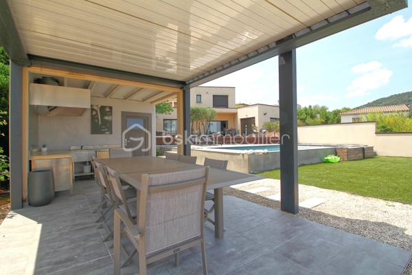 Niché sur les hauteurs d’Alès, le bien bénéficie d’une situation et d’un cadre de vie privilégié tout en profitant d’une vue panoramique exceptionnelle.
Cette villa contemporaine de 165 m², pensée et conçue pour un confort optimal allie le mariage parfait entre design moderne et prestations haut de gamme.
L’accès à la villa se réalise par un superbe escalier extérieur en pierres de Bourgogne.
L’intérieur de la maison offre une cuisine ouverte sur une pièce de vie de belle dimension s’ouvrant sur une magnifique terrasse.
Les baies vitrées panoramiques permettent à la lumière naturelle d’être présente créant ainsi une atmosphère chaleureuse.
Le rez-de-chaussée offre également trois chambres, une salle de bain et une buanderie.
L’étage accueille un espace parental de 40 m² avec une salle d’eau disposant en plus d’une baignoire, créant un véritable espace de détente, une chambre et son dressing avec sa petite terrasse privative et son sublime panorama.
A l’extérieur, vous disposerez d’un espace à vivre d’environ 450 m² et sa généreuse terrasse, son jacuzzi, sa piscine avec sa plage et sa cuisine d’été pourvue d’une pergola Bio climatique.
Des panneaux photovoltaïques pour des économies d'énergie, un grand garage, une alarme (avec abonnement) complètent le bien.
Charme, simplicité et cohérence font de ce bien un véritable petit paradis 
Alliant sérénité et convivialité, il est idéal pour une famille ou un couple aimant recevoir.
Votre conseiller immobilier sur le bassin alésien, Lionel Rodier O6.81.447.157, l.rodier@bskimmobilier.com