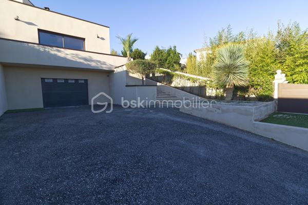 Niché sur les hauteurs d’Alès, le bien bénéficie d’une situation et d’un cadre de vie privilégié tout en profitant d’une vue panoramique exceptionnelle.
Cette villa contemporaine de 165 m², pensée et conçue pour un confort optimal allie le mariage parfait entre design moderne et prestations haut de gamme.
L’accès à la villa se réalise par un superbe escalier extérieur en pierres de Bourgogne.
L’intérieur de la maison offre une cuisine ouverte sur une pièce de vie de belle dimension s’ouvrant sur une magnifique terrasse.
Les baies vitrées panoramiques permettent à la lumière naturelle d’être présente créant ainsi une atmosphère chaleureuse.
Le rez-de-chaussée offre également trois chambres, une salle de bain et une buanderie.
L’étage accueille un espace parental de 40 m² avec une salle d’eau disposant en plus d’une baignoire, créant un véritable espace de détente, une chambre et son dressing avec sa petite terrasse privative et son sublime panorama.
A l’extérieur, vous disposerez d’un espace à vivre d’environ 450 m² et sa généreuse terrasse, son jacuzzi, sa piscine avec sa plage et sa cuisine d’été pourvue d’une pergola Bio climatique.
Des panneaux photovoltaïques pour des économies d'énergie, un grand garage, une alarme (avec abonnement) complètent le bien.
Charme, simplicité et cohérence font de ce bien un véritable petit paradis 
Alliant sérénité et convivialité, il est idéal pour une famille ou un couple aimant recevoir.
Votre conseiller immobilier sur le bassin alésien, Lionel Rodier O6.81.447.157, l.rodier@bskimmobilier.com