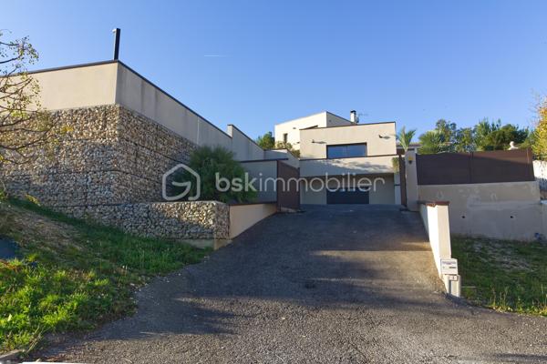 Niché sur les hauteurs d’Alès, le bien bénéficie d’une situation et d’un cadre de vie privilégié tout en profitant d’une vue panoramique exceptionnelle.
Cette villa contemporaine de 165 m², pensée et conçue pour un confort optimal allie le mariage parfait entre design moderne et prestations haut de gamme.
L’accès à la villa se réalise par un superbe escalier extérieur en pierres de Bourgogne.
L’intérieur de la maison offre une cuisine ouverte sur une pièce de vie de belle dimension s’ouvrant sur une magnifique terrasse.
Les baies vitrées panoramiques permettent à la lumière naturelle d’être présente créant ainsi une atmosphère chaleureuse.
Le rez-de-chaussée offre également trois chambres, une salle de bain et une buanderie.
L’étage accueille un espace parental de 40 m² avec une salle d’eau disposant en plus d’une baignoire, créant un véritable espace de détente, une chambre et son dressing avec sa petite terrasse privative et son sublime panorama.
A l’extérieur, vous disposerez d’un espace à vivre d’environ 450 m² et sa généreuse terrasse, son jacuzzi, sa piscine avec sa plage et sa cuisine d’été pourvue d’une pergola Bio climatique.
Des panneaux photovoltaïques pour des économies d'énergie, un grand garage, une alarme (avec abonnement) complètent le bien.
Charme, simplicité et cohérence font de ce bien un véritable petit paradis 
Alliant sérénité et convivialité, il est idéal pour une famille ou un couple aimant recevoir.
Votre conseiller immobilier sur le bassin alésien, Lionel Rodier O6.81.447.157, l.rodier@bskimmobilier.com