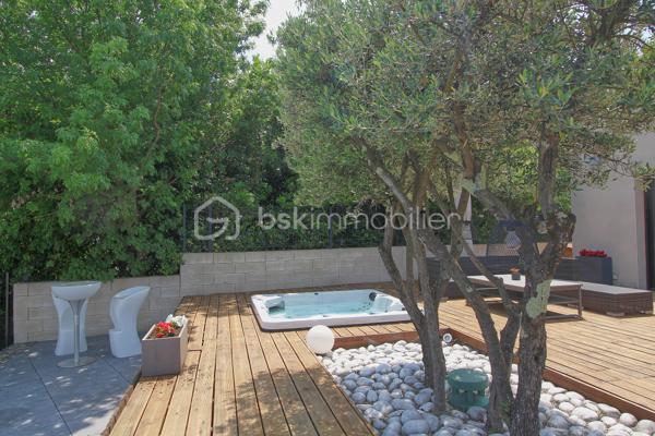 Niché sur les hauteurs d’Alès, le bien bénéficie d’une situation et d’un cadre de vie privilégié tout en profitant d’une vue panoramique exceptionnelle.
Cette villa contemporaine de 165 m², pensée et conçue pour un confort optimal allie le mariage parfait entre design moderne et prestations haut de gamme.
L’accès à la villa se réalise par un superbe escalier extérieur en pierres de Bourgogne.
L’intérieur de la maison offre une cuisine ouverte sur une pièce de vie de belle dimension s’ouvrant sur une magnifique terrasse.
Les baies vitrées panoramiques permettent à la lumière naturelle d’être présente créant ainsi une atmosphère chaleureuse.
Le rez-de-chaussée offre également trois chambres, une salle de bain et une buanderie.
L’étage accueille un espace parental de 40 m² avec une salle d’eau disposant en plus d’une baignoire, créant un véritable espace de détente, une chambre et son dressing avec sa petite terrasse privative et son sublime panorama.
A l’extérieur, vous disposerez d’un espace à vivre d’environ 450 m² et sa généreuse terrasse, son jacuzzi, sa piscine avec sa plage et sa cuisine d’été pourvue d’une pergola Bio climatique.
Des panneaux photovoltaïques pour des économies d'énergie, un grand garage, une alarme (avec abonnement) complètent le bien.
Charme, simplicité et cohérence font de ce bien un véritable petit paradis 
Alliant sérénité et convivialité, il est idéal pour une famille ou un couple aimant recevoir.
Votre conseiller immobilier sur le bassin alésien, Lionel Rodier O6.81.447.157, l.rodier@bskimmobilier.com