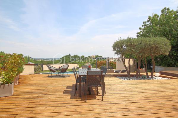 Niché sur les hauteurs d’Alès, le bien bénéficie d’une situation et d’un cadre de vie privilégié tout en profitant d’une vue panoramique exceptionnelle.
Cette villa contemporaine de 165 m², pensée et conçue pour un confort optimal allie le mariage parfait entre design moderne et prestations haut de gamme.
L’accès à la villa se réalise par un superbe escalier extérieur en pierres de Bourgogne.
L’intérieur de la maison offre une cuisine ouverte sur une pièce de vie de belle dimension s’ouvrant sur une magnifique terrasse.
Les baies vitrées panoramiques permettent à la lumière naturelle d’être présente créant ainsi une atmosphère chaleureuse.
Le rez-de-chaussée offre également trois chambres, une salle de bain et une buanderie.
L’étage accueille un espace parental de 40 m² avec une salle d’eau disposant en plus d’une baignoire, créant un véritable espace de détente, une chambre et son dressing avec sa petite terrasse privative et son sublime panorama.
A l’extérieur, vous disposerez d’un espace à vivre d’environ 450 m² et sa généreuse terrasse, son jacuzzi, sa piscine avec sa plage et sa cuisine d’été pourvue d’une pergola Bio climatique.
Des panneaux photovoltaïques pour des économies d'énergie, un grand garage, une alarme (avec abonnement) complètent le bien.
Charme, simplicité et cohérence font de ce bien un véritable petit paradis 
Alliant sérénité et convivialité, il est idéal pour une famille ou un couple aimant recevoir.
Votre conseiller immobilier sur le bassin alésien, Lionel Rodier O6.81.447.157, l.rodier@bskimmobilier.com