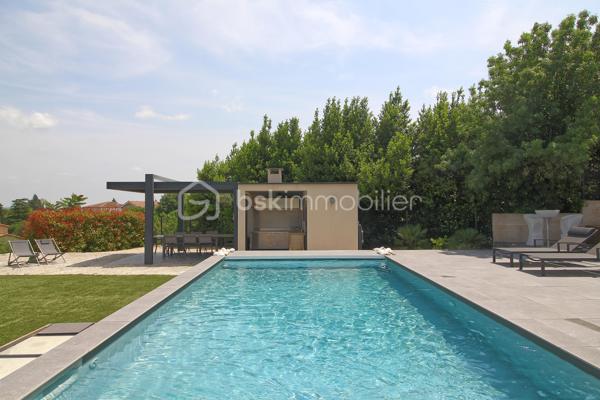 Niché sur les hauteurs d’Alès, le bien bénéficie d’une situation et d’un cadre de vie privilégié tout en profitant d’une vue panoramique exceptionnelle.
Cette villa contemporaine de 165 m², pensée et conçue pour un confort optimal allie le mariage parfait entre design moderne et prestations haut de gamme.
L’accès à la villa se réalise par un superbe escalier extérieur en pierres de Bourgogne.
L’intérieur de la maison offre une cuisine ouverte sur une pièce de vie de belle dimension s’ouvrant sur une magnifique terrasse.
Les baies vitrées panoramiques permettent à la lumière naturelle d’être présente créant ainsi une atmosphère chaleureuse.
Le rez-de-chaussée offre également trois chambres, une salle de bain et une buanderie.
L’étage accueille un espace parental de 40 m² avec une salle d’eau disposant en plus d’une baignoire, créant un véritable espace de détente, une chambre et son dressing avec sa petite terrasse privative et son sublime panorama.
A l’extérieur, vous disposerez d’un espace à vivre d’environ 450 m² et sa généreuse terrasse, son jacuzzi, sa piscine avec sa plage et sa cuisine d’été pourvue d’une pergola Bio climatique.
Des panneaux photovoltaïques pour des économies d'énergie, un grand garage, une alarme (avec abonnement) complètent le bien.
Charme, simplicité et cohérence font de ce bien un véritable petit paradis 
Alliant sérénité et convivialité, il est idéal pour une famille ou un couple aimant recevoir.
Votre conseiller immobilier sur le bassin alésien, Lionel Rodier O6.81.447.157, l.rodier@bskimmobilier.com