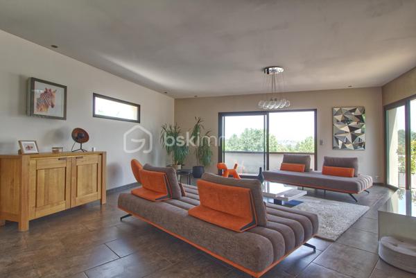 Niché sur les hauteurs d’Alès, le bien bénéficie d’une situation et d’un cadre de vie privilégié tout en profitant d’une vue panoramique exceptionnelle.
Cette villa contemporaine de 165 m², pensée et conçue pour un confort optimal allie le mariage parfait entre design moderne et prestations haut de gamme.
L’accès à la villa se réalise par un superbe escalier extérieur en pierres de Bourgogne.
L’intérieur de la maison offre une cuisine ouverte sur une pièce de vie de belle dimension s’ouvrant sur une magnifique terrasse.
Les baies vitrées panoramiques permettent à la lumière naturelle d’être présente créant ainsi une atmosphère chaleureuse.
Le rez-de-chaussée offre également trois chambres, une salle de bain et une buanderie.
L’étage accueille un espace parental de 40 m² avec une salle d’eau disposant en plus d’une baignoire, créant un véritable espace de détente, une chambre et son dressing avec sa petite terrasse privative et son sublime panorama.
A l’extérieur, vous disposerez d’un espace à vivre d’environ 450 m² et sa généreuse terrasse, son jacuzzi, sa piscine avec sa plage et sa cuisine d’été pourvue d’une pergola Bio climatique.
Des panneaux photovoltaïques pour des économies d'énergie, un grand garage, une alarme (avec abonnement) complètent le bien.
Charme, simplicité et cohérence font de ce bien un véritable petit paradis 
Alliant sérénité et convivialité, il est idéal pour une famille ou un couple aimant recevoir.
Votre conseiller immobilier sur le bassin alésien, Lionel Rodier O6.81.447.157, l.rodier@bskimmobilier.com