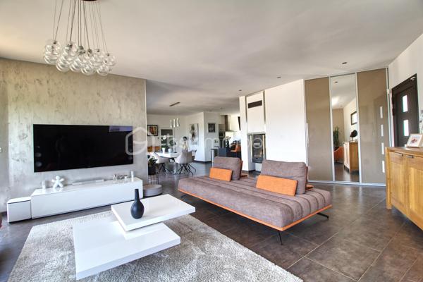 Niché sur les hauteurs d’Alès, le bien bénéficie d’une situation et d’un cadre de vie privilégié tout en profitant d’une vue panoramique exceptionnelle.
Cette villa contemporaine de 165 m², pensée et conçue pour un confort optimal allie le mariage parfait entre design moderne et prestations haut de gamme.
L’accès à la villa se réalise par un superbe escalier extérieur en pierres de Bourgogne.
L’intérieur de la maison offre une cuisine ouverte sur une pièce de vie de belle dimension s’ouvrant sur une magnifique terrasse.
Les baies vitrées panoramiques permettent à la lumière naturelle d’être présente créant ainsi une atmosphère chaleureuse.
Le rez-de-chaussée offre également trois chambres, une salle de bain et une buanderie.
L’étage accueille un espace parental de 40 m² avec une salle d’eau disposant en plus d’une baignoire, créant un véritable espace de détente, une chambre et son dressing avec sa petite terrasse privative et son sublime panorama.
A l’extérieur, vous disposerez d’un espace à vivre d’environ 450 m² et sa généreuse terrasse, son jacuzzi, sa piscine avec sa plage et sa cuisine d’été pourvue d’une pergola Bio climatique.
Des panneaux photovoltaïques pour des économies d'énergie, un grand garage, une alarme (avec abonnement) complètent le bien.
Charme, simplicité et cohérence font de ce bien un véritable petit paradis 
Alliant sérénité et convivialité, il est idéal pour une famille ou un couple aimant recevoir.
Votre conseiller immobilier sur le bassin alésien, Lionel Rodier O6.81.447.157, l.rodier@bskimmobilier.com