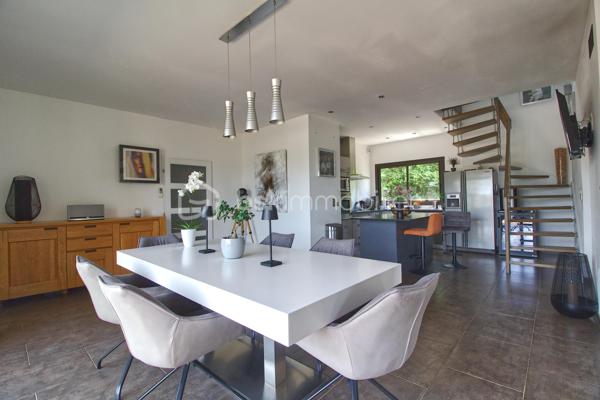 Niché sur les hauteurs d’Alès, le bien bénéficie d’une situation et d’un cadre de vie privilégié tout en profitant d’une vue panoramique exceptionnelle.
Cette villa contemporaine de 165 m², pensée et conçue pour un confort optimal allie le mariage parfait entre design moderne et prestations haut de gamme.
L’accès à la villa se réalise par un superbe escalier extérieur en pierres de Bourgogne.
L’intérieur de la maison offre une cuisine ouverte sur une pièce de vie de belle dimension s’ouvrant sur une magnifique terrasse.
Les baies vitrées panoramiques permettent à la lumière naturelle d’être présente créant ainsi une atmosphère chaleureuse.
Le rez-de-chaussée offre également trois chambres, une salle de bain et une buanderie.
L’étage accueille un espace parental de 40 m² avec une salle d’eau disposant en plus d’une baignoire, créant un véritable espace de détente, une chambre et son dressing avec sa petite terrasse privative et son sublime panorama.
A l’extérieur, vous disposerez d’un espace à vivre d’environ 450 m² et sa généreuse terrasse, son jacuzzi, sa piscine avec sa plage et sa cuisine d’été pourvue d’une pergola Bio climatique.
Des panneaux photovoltaïques pour des économies d'énergie, un grand garage, une alarme (avec abonnement) complètent le bien.
Charme, simplicité et cohérence font de ce bien un véritable petit paradis 
Alliant sérénité et convivialité, il est idéal pour une famille ou un couple aimant recevoir.
Votre conseiller immobilier sur le bassin alésien, Lionel Rodier O6.81.447.157, l.rodier@bskimmobilier.com