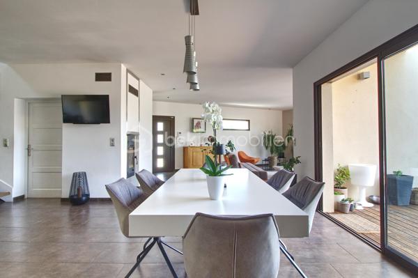 Niché sur les hauteurs d’Alès, le bien bénéficie d’une situation et d’un cadre de vie privilégié tout en profitant d’une vue panoramique exceptionnelle.
Cette villa contemporaine de 165 m², pensée et conçue pour un confort optimal allie le mariage parfait entre design moderne et prestations haut de gamme.
L’accès à la villa se réalise par un superbe escalier extérieur en pierres de Bourgogne.
L’intérieur de la maison offre une cuisine ouverte sur une pièce de vie de belle dimension s’ouvrant sur une magnifique terrasse.
Les baies vitrées panoramiques permettent à la lumière naturelle d’être présente créant ainsi une atmosphère chaleureuse.
Le rez-de-chaussée offre également trois chambres, une salle de bain et une buanderie.
L’étage accueille un espace parental de 40 m² avec une salle d’eau disposant en plus d’une baignoire, créant un véritable espace de détente, une chambre et son dressing avec sa petite terrasse privative et son sublime panorama.
A l’extérieur, vous disposerez d’un espace à vivre d’environ 450 m² et sa généreuse terrasse, son jacuzzi, sa piscine avec sa plage et sa cuisine d’été pourvue d’une pergola Bio climatique.
Des panneaux photovoltaïques pour des économies d'énergie, un grand garage, une alarme (avec abonnement) complètent le bien.
Charme, simplicité et cohérence font de ce bien un véritable petit paradis 
Alliant sérénité et convivialité, il est idéal pour une famille ou un couple aimant recevoir.
Votre conseiller immobilier sur le bassin alésien, Lionel Rodier O6.81.447.157, l.rodier@bskimmobilier.com