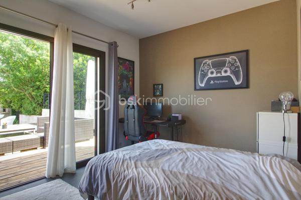 Niché sur les hauteurs d’Alès, le bien bénéficie d’une situation et d’un cadre de vie privilégié tout en profitant d’une vue panoramique exceptionnelle.
Cette villa contemporaine de 165 m², pensée et conçue pour un confort optimal allie le mariage parfait entre design moderne et prestations haut de gamme.
L’accès à la villa se réalise par un superbe escalier extérieur en pierres de Bourgogne.
L’intérieur de la maison offre une cuisine ouverte sur une pièce de vie de belle dimension s’ouvrant sur une magnifique terrasse.
Les baies vitrées panoramiques permettent à la lumière naturelle d’être présente créant ainsi une atmosphère chaleureuse.
Le rez-de-chaussée offre également trois chambres, une salle de bain et une buanderie.
L’étage accueille un espace parental de 40 m² avec une salle d’eau disposant en plus d’une baignoire, créant un véritable espace de détente, une chambre et son dressing avec sa petite terrasse privative et son sublime panorama.
A l’extérieur, vous disposerez d’un espace à vivre d’environ 450 m² et sa généreuse terrasse, son jacuzzi, sa piscine avec sa plage et sa cuisine d’été pourvue d’une pergola Bio climatique.
Des panneaux photovoltaïques pour des économies d'énergie, un grand garage, une alarme (avec abonnement) complètent le bien.
Charme, simplicité et cohérence font de ce bien un véritable petit paradis 
Alliant sérénité et convivialité, il est idéal pour une famille ou un couple aimant recevoir.
Votre conseiller immobilier sur le bassin alésien, Lionel Rodier O6.81.447.157, l.rodier@bskimmobilier.com
