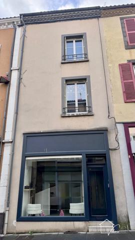 Découvrez cet immeuble avec commerce et habitation au cœur de Brioude.
