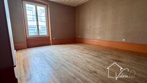 Découvrez cet immeuble avec commerce et habitation au cœur de Brioude.