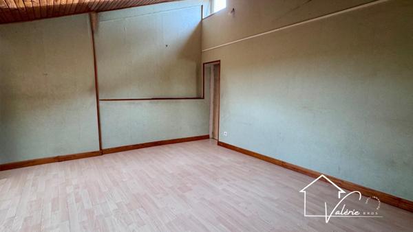 Découvrez cet immeuble avec commerce et habitation au cœur de Brioude.