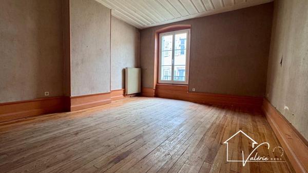 Découvrez cet immeuble avec commerce et habitation au cœur de Brioude.