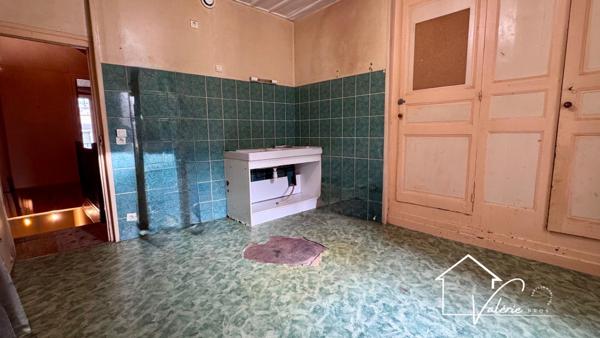 Découvrez cet immeuble avec commerce et habitation au cœur de Brioude.