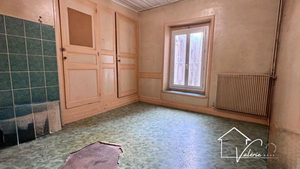 Découvrez cet immeuble avec commerce et habitation au cœur de Brioude.