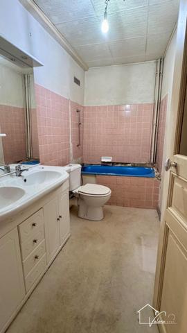 Découvrez cet immeuble avec commerce et habitation au cœur de Brioude.