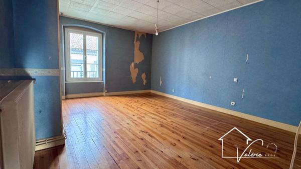 Découvrez cet immeuble avec commerce et habitation au cœur de Brioude.