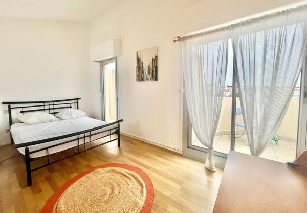 CENTRE VILLE - Appartement 2 pièces dernier étage.- GARAGE DOUBLE