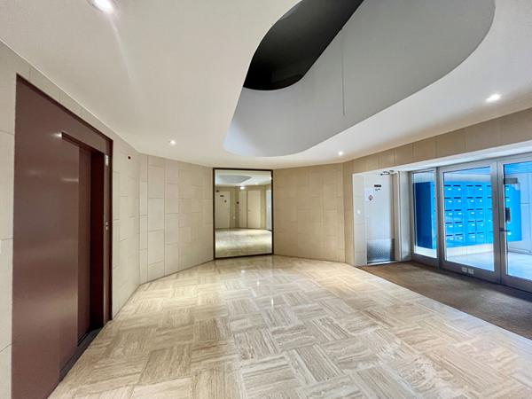 CENTRE VILLE - Appartement 2 pièces dernier étage.- GARAGE DOUBLE