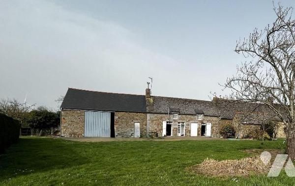Maison en pierres comprenant: pièce de vie avec coin cuisine, couloir desservant une salle d'ea...