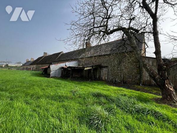 Maison en pierres comprenant: pièce de vie avec coin cuisine, couloir desservant une salle d'ea...