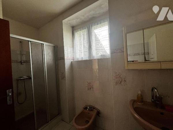Maison en pierres comprenant: pièce de vie avec coin cuisine, couloir desservant une salle d'ea...