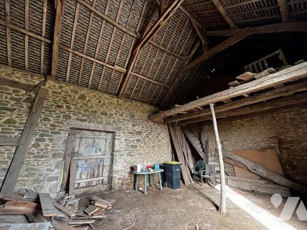 Maison en pierres comprenant: pièce de vie avec coin cuisine, couloir desservant une salle d'ea...