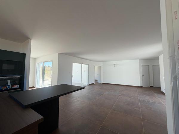 Belle maison contemporaine de 149 M2 5 pièces 4 chambres sur beau terrain au calme