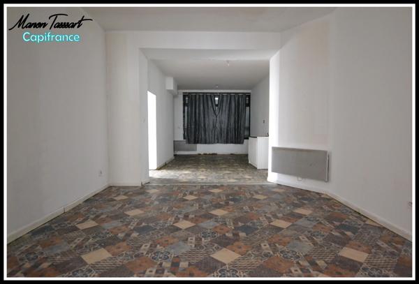 Maison de ville 80 m² en semi plain pied, 3 chambres avec garage, cour et jardinet.