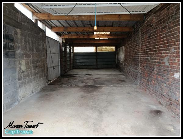 Maison de ville 80 m² en semi plain pied, 3 chambres avec garage, cour et jardinet.