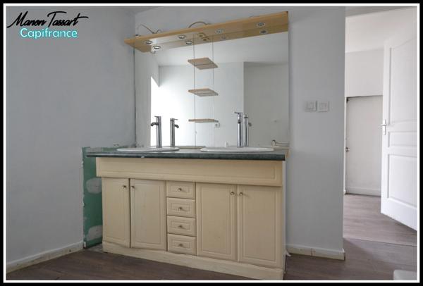 Maison de ville 80 m² en semi plain pied, 3 chambres avec garage, cour et jardinet.