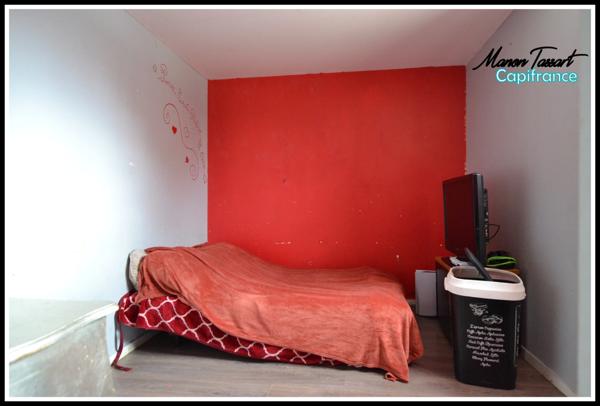 Maison de ville 80 m² en semi plain pied, 3 chambres avec garage, cour et jardinet.