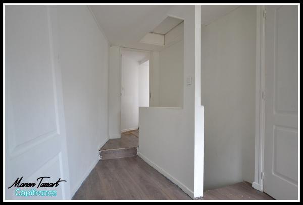 Maison de ville 80 m² en semi plain pied, 3 chambres avec garage, cour et jardinet.