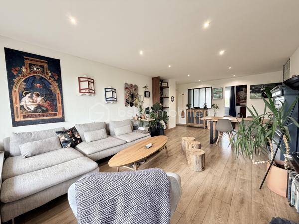 Au sein d'une résidence familiale au centre d'Annecy, découvrez cet appartement T4 entièrement rénové en 2022.

Situé au 3ème étage d'une résidence avec ascenseur, cet appartement T4 traversant séduit par sa distribution fonctionnelle et ses volumes bien pensés.
La visite débute par une vaste entrée qui dessert un séjour lumineux avec accès au balcon ainsi qu'une cuisine indépendante semi-équipée prolongée par une loggia.
L'espace nuit accueille trois chambres, une salle d'eau, un WC séparé et de nombreux rangements, offrant un confort appréciable au quotidien.
Une cave complète les prestations de ce bien.

Idéalement situé proche du début de la rocade (centre-ville à 5min à pied, lac à 15 min à pied, entrée d'autoroute à 3 min en voiture, toutes commodités directement accessibles à pied, bus SIBRA au pied de l'immeuble), vous serez charmés par ce très bel appartement.
Pour tous renseignements complémentaires, Mélissa se tient à votre écoute!

DPE en cours de réalisation