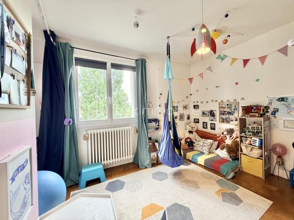 Au sein d'une résidence familiale au centre d'Annecy, découvrez cet appartement T4 entièrement rénové en 2022.

Situé au 3ème étage d'une résidence avec ascenseur, cet appartement T4 traversant séduit par sa distribution fonctionnelle et ses volumes bien pensés.
La visite débute par une vaste entrée qui dessert un séjour lumineux avec accès au balcon ainsi qu'une cuisine indépendante semi-équipée prolongée par une loggia.
L'espace nuit accueille trois chambres, une salle d'eau, un WC séparé et de nombreux rangements, offrant un confort appréciable au quotidien.
Une cave complète les prestations de ce bien.

Idéalement situé proche du début de la rocade (centre-ville à 5min à pied, lac à 15 min à pied, entrée d'autoroute à 3 min en voiture, toutes commodités directement accessibles à pied, bus SIBRA au pied de l'immeuble), vous serez charmés par ce très bel appartement.
Pour tous renseignements complémentaires, Mélissa se tient à votre écoute!

DPE en cours de réalisation