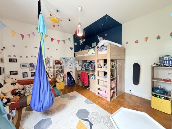 Au sein d'une résidence familiale au centre d'Annecy, découvrez cet appartement T4 entièrement rénové en 2022.

Situé au 3ème étage d'une résidence avec ascenseur, cet appartement T4 traversant séduit par sa distribution fonctionnelle et ses volumes bien pensés.
La visite débute par une vaste entrée qui dessert un séjour lumineux avec accès au balcon ainsi qu'une cuisine indépendante semi-équipée prolongée par une loggia.
L'espace nuit accueille trois chambres, une salle d'eau, un WC séparé et de nombreux rangements, offrant un confort appréciable au quotidien.
Une cave complète les prestations de ce bien.

Idéalement situé proche du début de la rocade (centre-ville à 5min à pied, lac à 15 min à pied, entrée d'autoroute à 3 min en voiture, toutes commodités directement accessibles à pied, bus SIBRA au pied de l'immeuble), vous serez charmés par ce très bel appartement.
Pour tous renseignements complémentaires, Mélissa se tient à votre écoute!

DPE en cours de réalisation
