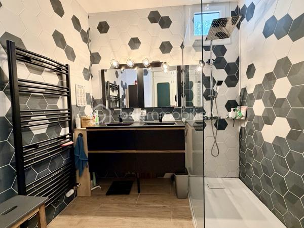 Au sein d'une résidence familiale au centre d'Annecy, découvrez cet appartement T4 entièrement rénové en 2022.

Situé au 3ème étage d'une résidence avec ascenseur, cet appartement T4 traversant séduit par sa distribution fonctionnelle et ses volumes bien pensés.
La visite débute par une vaste entrée qui dessert un séjour lumineux avec accès au balcon ainsi qu'une cuisine indépendante semi-équipée prolongée par une loggia.
L'espace nuit accueille trois chambres, une salle d'eau, un WC séparé et de nombreux rangements, offrant un confort appréciable au quotidien.
Une cave complète les prestations de ce bien.

Idéalement situé proche du début de la rocade (centre-ville à 5min à pied, lac à 15 min à pied, entrée d'autoroute à 3 min en voiture, toutes commodités directement accessibles à pied, bus SIBRA au pied de l'immeuble), vous serez charmés par ce très bel appartement.
Pour tous renseignements complémentaires, Mélissa se tient à votre écoute!

DPE en cours de réalisation