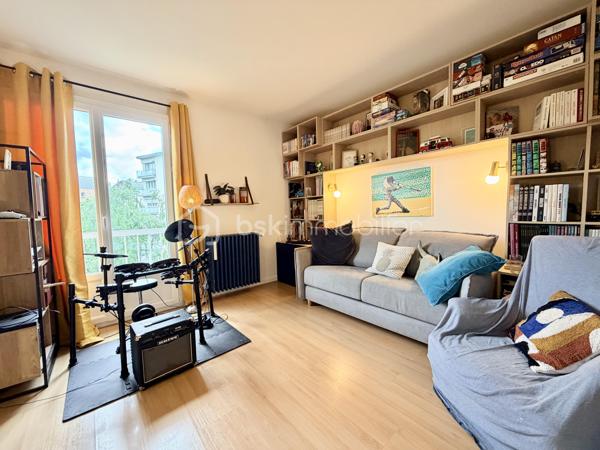 Au sein d'une résidence familiale au centre d'Annecy, découvrez cet appartement T4 entièrement rénové en 2022.

Situé au 3ème étage d'une résidence avec ascenseur, cet appartement T4 traversant séduit par sa distribution fonctionnelle et ses volumes bien pensés.
La visite débute par une vaste entrée qui dessert un séjour lumineux avec accès au balcon ainsi qu'une cuisine indépendante semi-équipée prolongée par une loggia.
L'espace nuit accueille trois chambres, une salle d'eau, un WC séparé et de nombreux rangements, offrant un confort appréciable au quotidien.
Une cave complète les prestations de ce bien.

Idéalement situé proche du début de la rocade (centre-ville à 5min à pied, lac à 15 min à pied, entrée d'autoroute à 3 min en voiture, toutes commodités directement accessibles à pied, bus SIBRA au pied de l'immeuble), vous serez charmés par ce très bel appartement.
Pour tous renseignements complémentaires, Mélissa se tient à votre écoute!

DPE en cours de réalisation